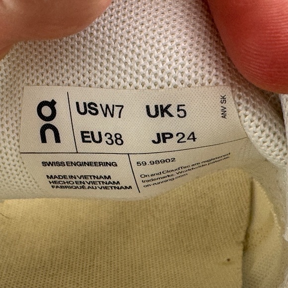 On Running Cloud 5 All White Triple White 59.98918 womens Running Sneakers Sz 7 - Picture 2 of 9